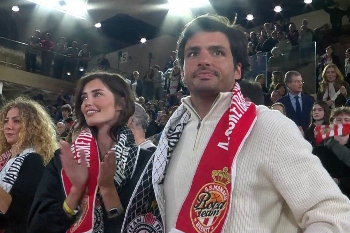 Ο Κάρλος Σάινθ είδε από κοντά το Μονακό - Παρτίζαν και πήρε τη φανέλα του Μάικ Τζέιμς (video)