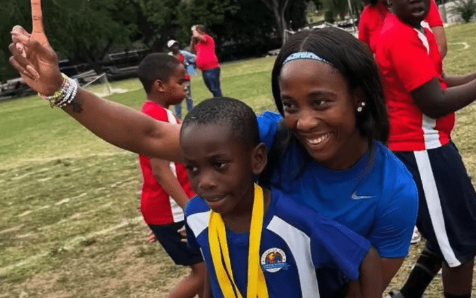 Η μαμά Φρέιζερ-Πράις έφαγε... λάχανο τους άλλους γονείς σε σχολικό αγώνα ταχύτητας