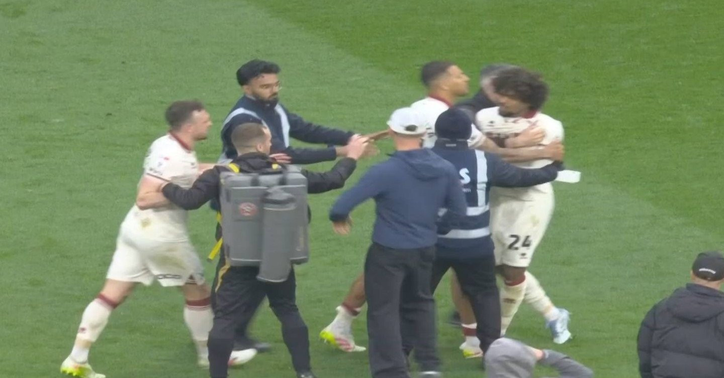 Σκηνές χάους στο Μπέρνλι: Οπαδοί διαπληκτίστηκαν με παίκτη της Σέφιλντ! (video)