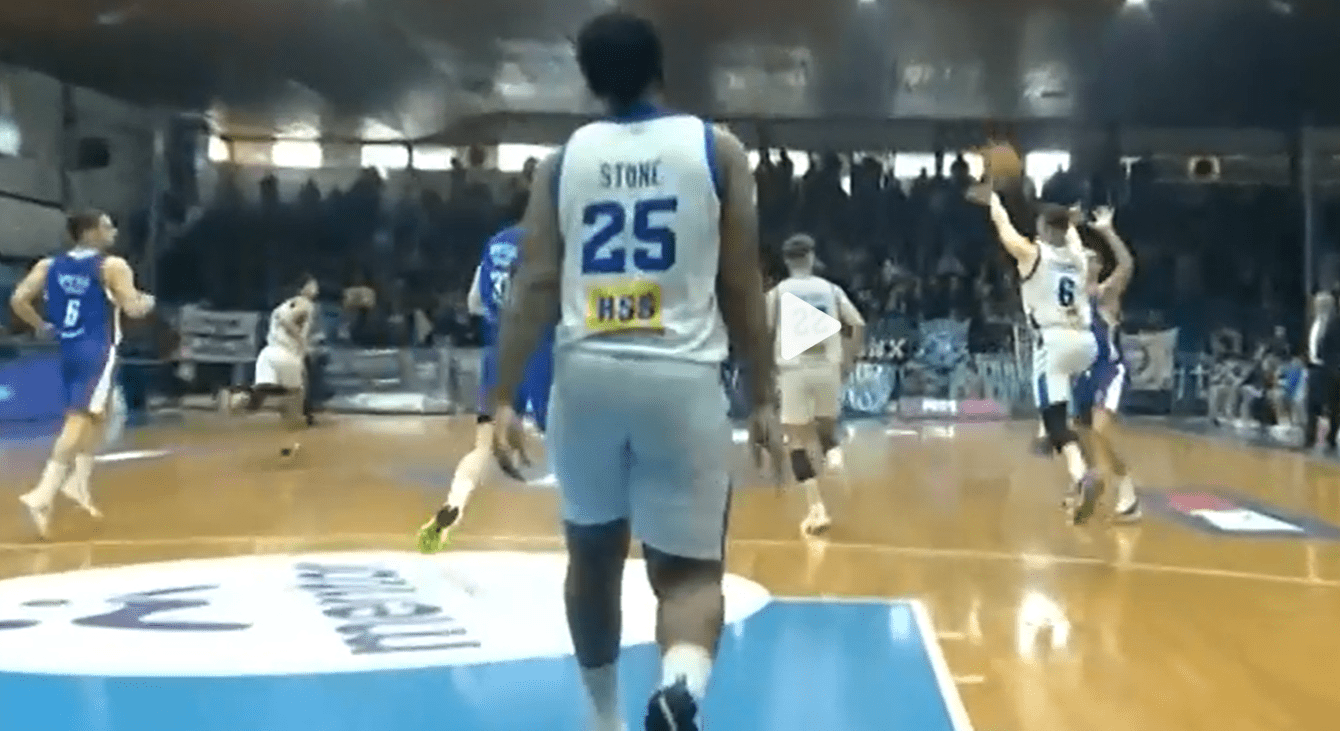 Aπίστευτο buzzer beater του Τσιακμά από τη μέση του γηπέδου (video)