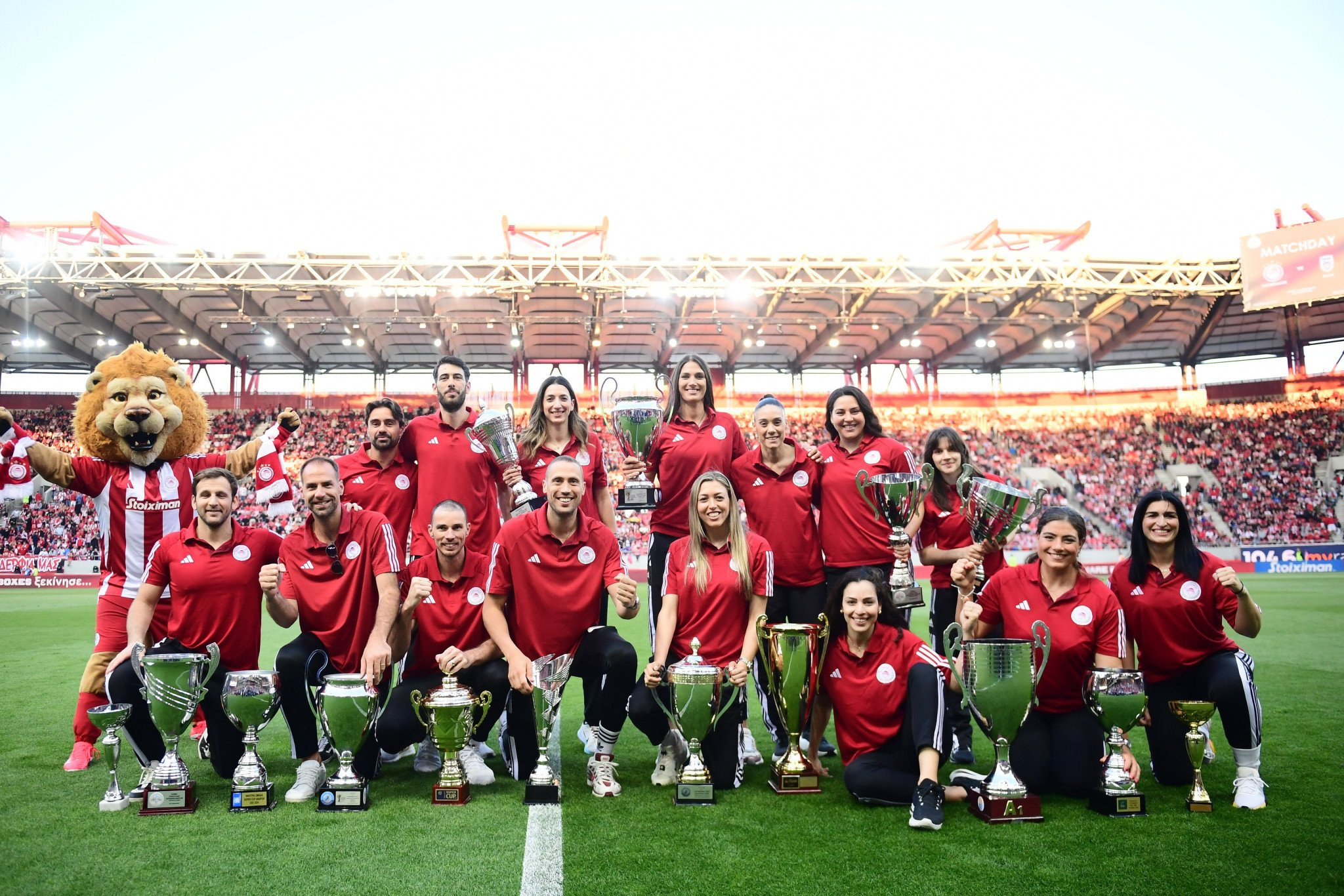 Οι 15 φετινοί τίτλοι του Ερασιτέχνη Ολυμπιακού βγήκαν στο χορτάρι του «Γ. Καραϊσκάκης» (video)