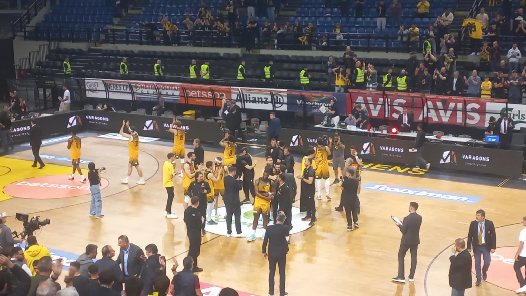 Όλη η Sunel Arena αποθέωσε την ΑΕΚ (video)