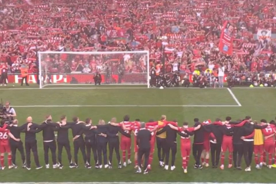 Ανατρίχιασαν και οι κερκίδες «Άνφιλντ»: Οπαδοί και παίκτες τραγούδησαν το «You'll Never Walk Alone» μετά το πρωτάθλημα