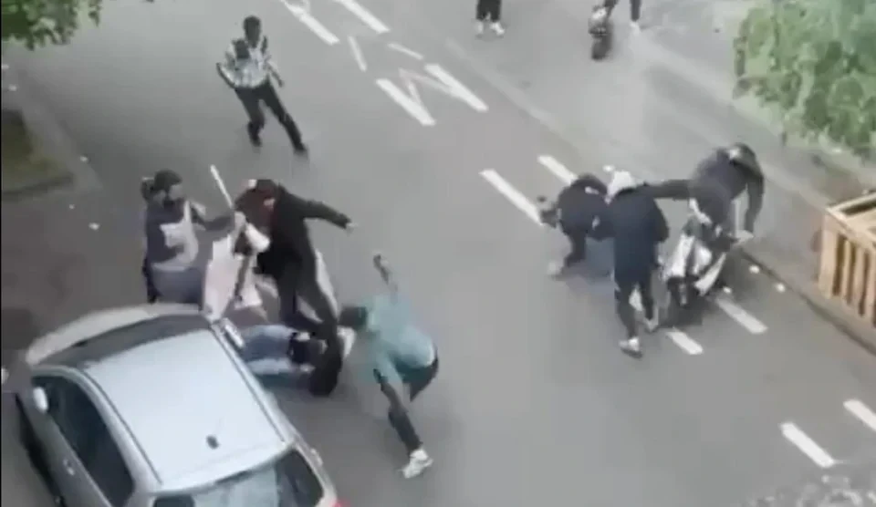 Σοκαριστικό βίντεο: Οπαδός της Άντερλεχτ πατάει με μηχανάκι πεσμένο φίλο της Μπριζ