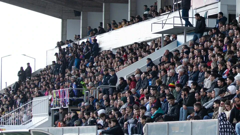 Ομάδα στην Πορτογαλία τιμωρήθηκε επειδή οπαδοί σήκωσαν φουσκωτή κούκλα σεξ