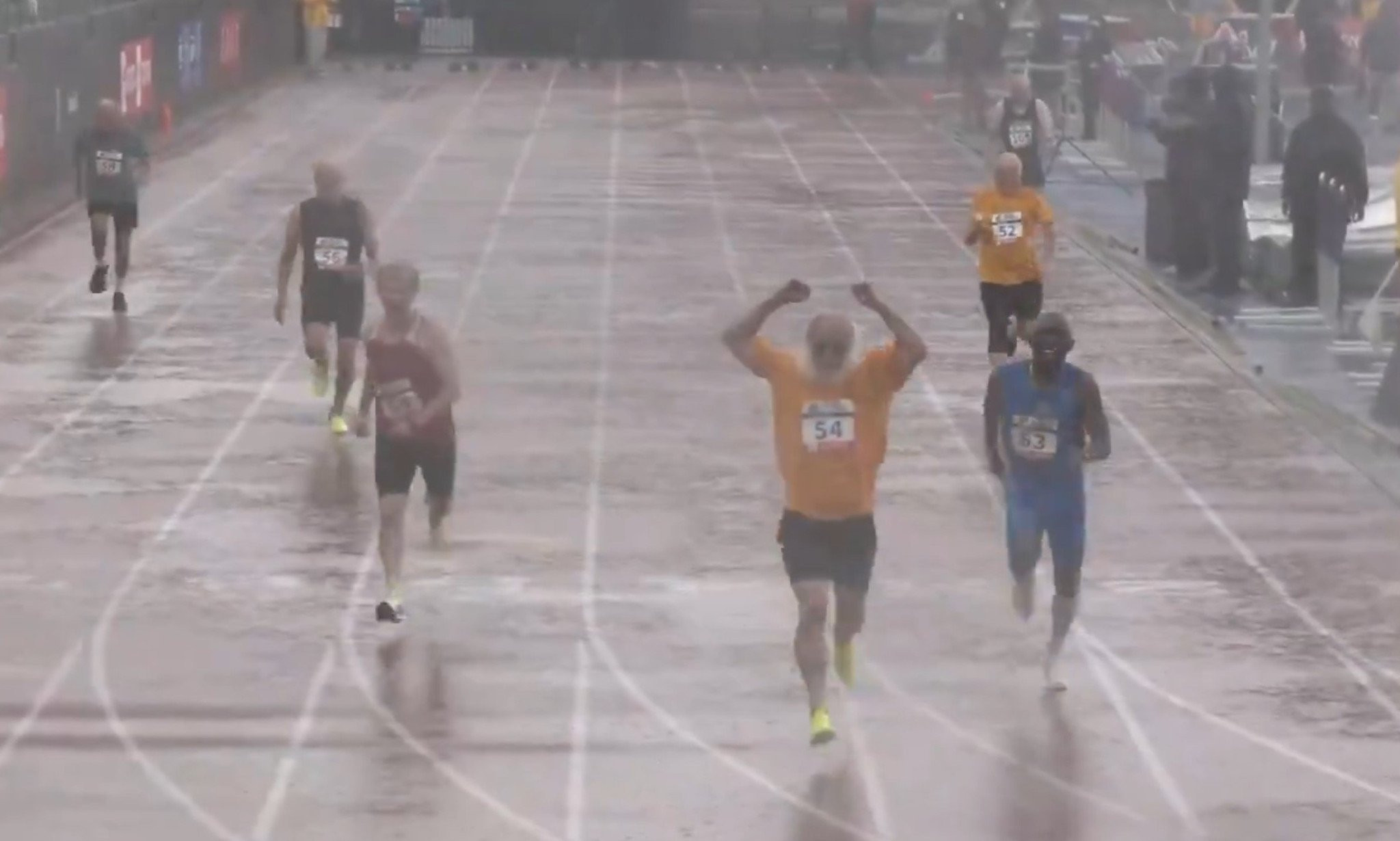 Η κούρσα των 100μ στα Penn Relays με... παππούδες 80+ που έγινε viral