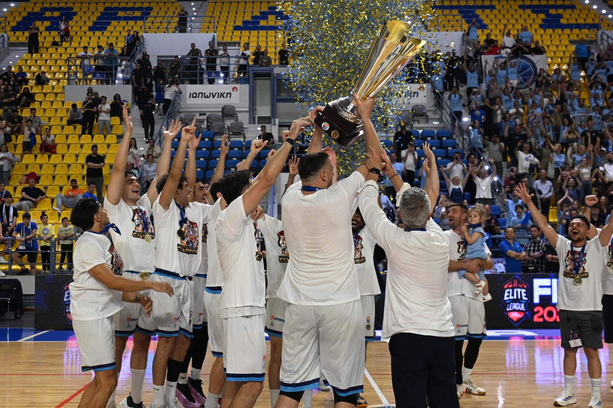 Λαοθάλασσα από Μυκονιάτες που έσπευσαν να υποδεχθούν τους πρωταθλητές της Elite League (video)