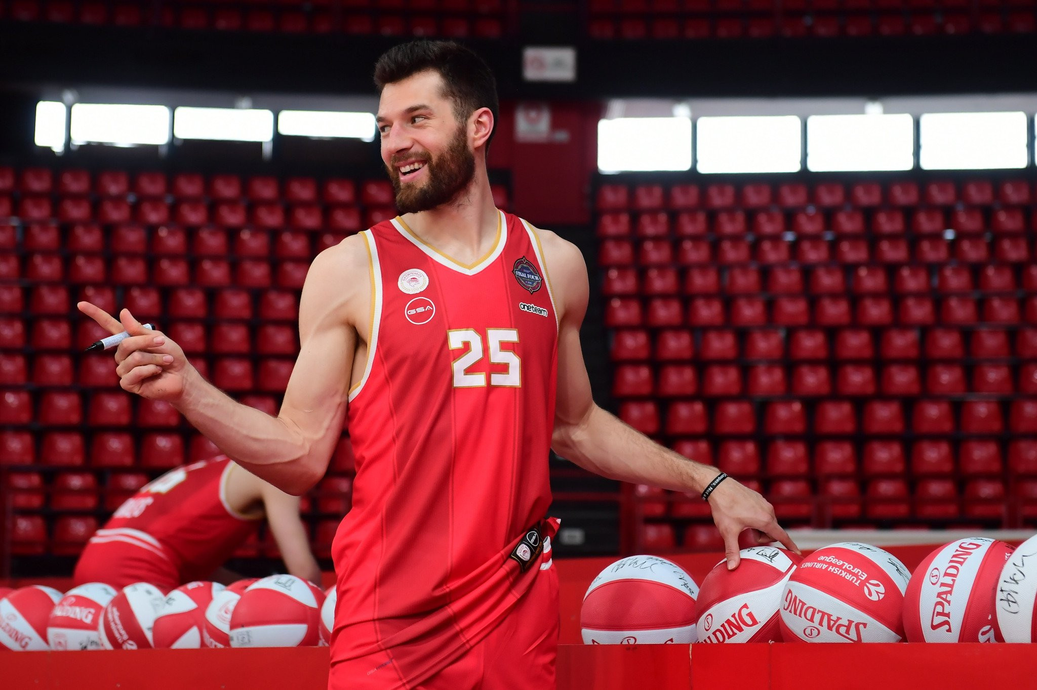 Γιατί απουσίαζε ο χορηγός από τη φανέλα του Ολυμπιακού -  Ο αυστηρός νόμος στο Άμπου Ντάμπι που τους υποχρεώνει