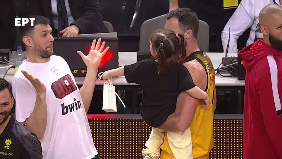Ξετρελάθηκε ο Παπανικολάου με το δώρο που του έδωσε η κόρη του Σκορδίλη (video)