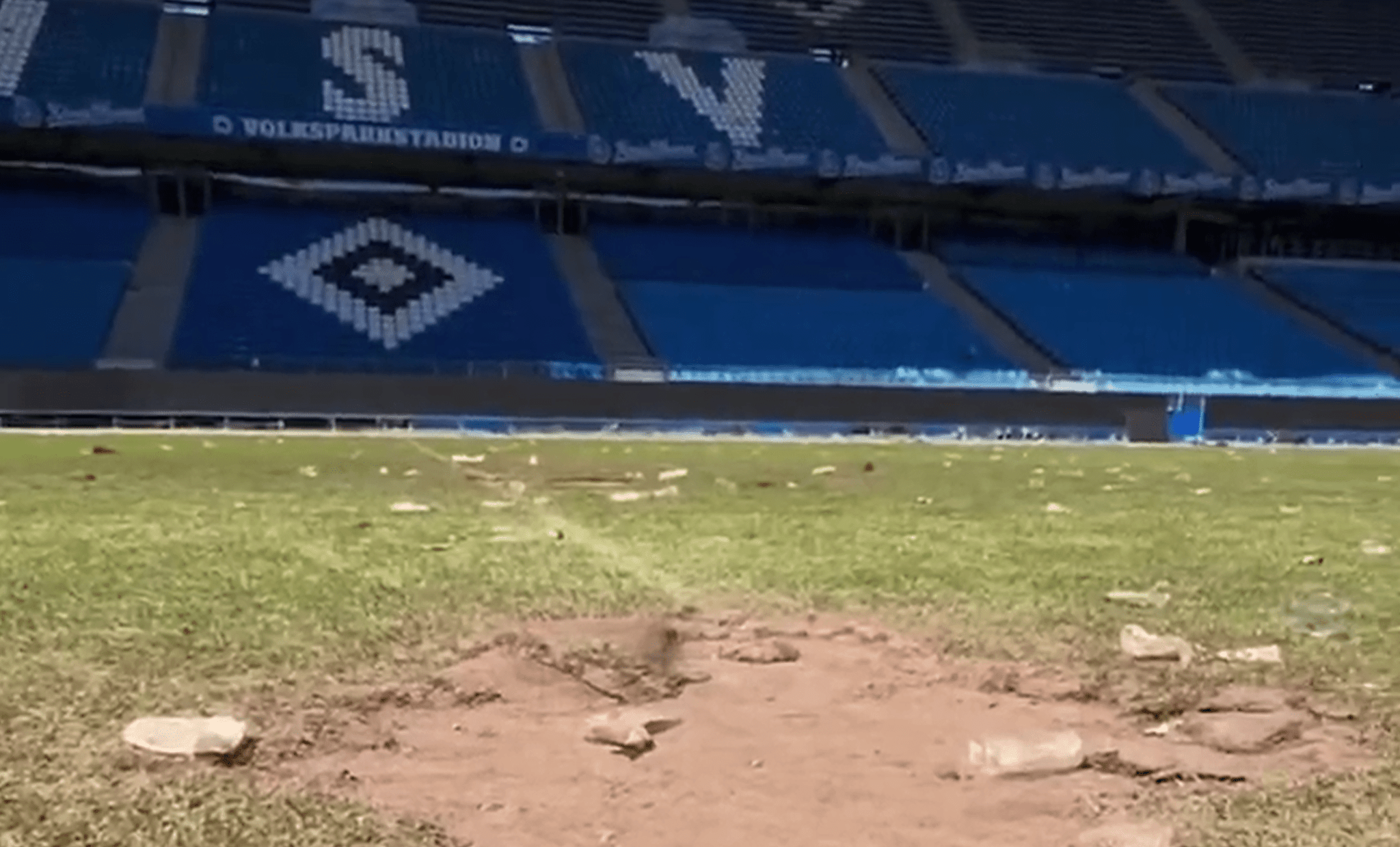 Απίστευτες εικόνες: Το Αμβούργο επέστρεψε στη Bundesliga και οι οπαδοί κατέστρεψαν το γήπεδο (video)