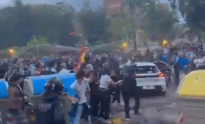 Σοκαριστικές εικόνες: Αυτοκίνητο παρασύρει οπαδούς της Εσπανιόλ έξω από το γήπεδο (video)