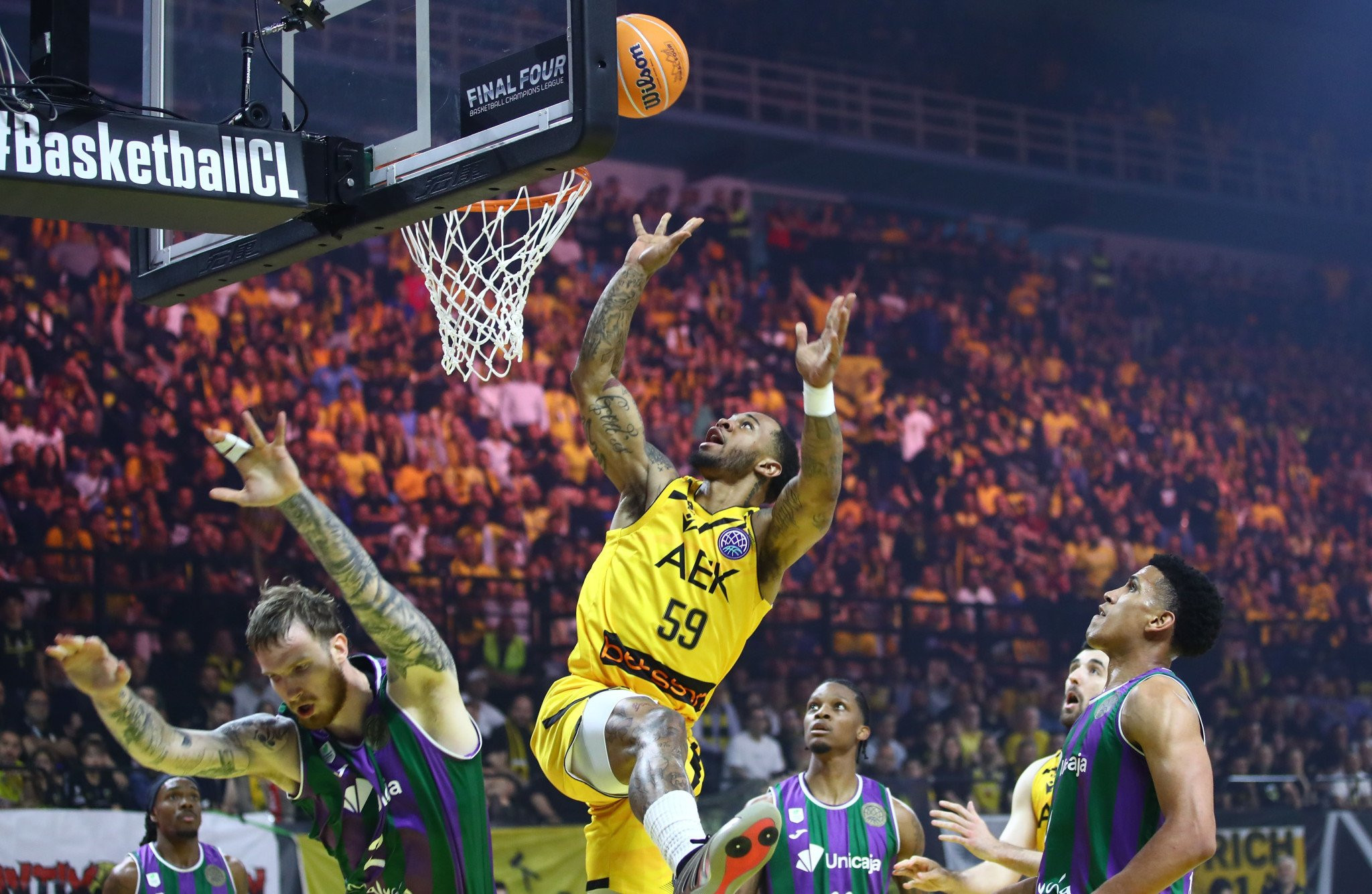 Το «αεροπλανικό» τελείωμα του Τάκερ μπροστά στον Μπαλτσερόφσκι (video)