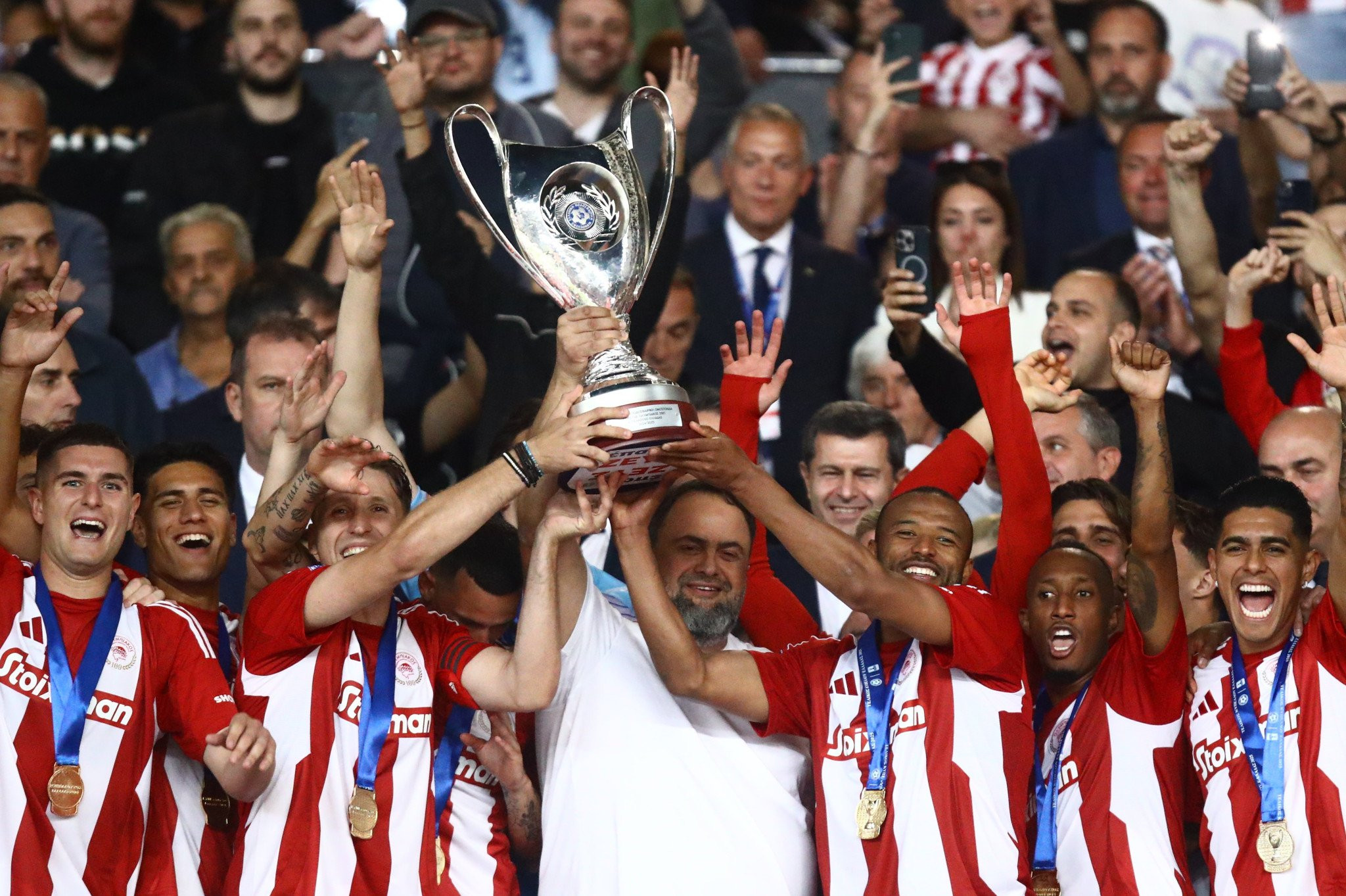 Η απονομή του Ολυμπιακού για την κατάκτηση του Κυπέλλου Ελλάδας