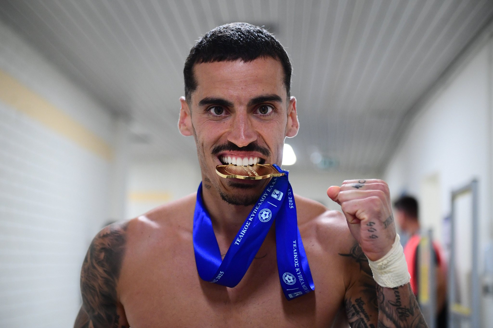 Ο Τσικίνιο αποχαιρετά για καλοκαίρι... παρέα με τις τρεις πιο πρόσφατες κατακτήσεις του Ολυμπιακού