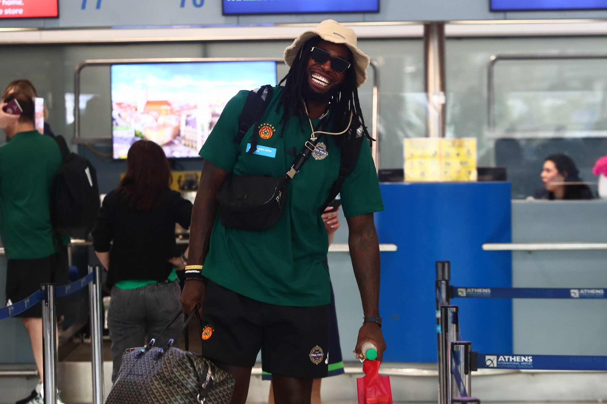 Το τεράστιο χαμόγελο του Λεσόρ στο αεροδρόμιο - Κόσμος τον ρωτούσε αν θα παίξει