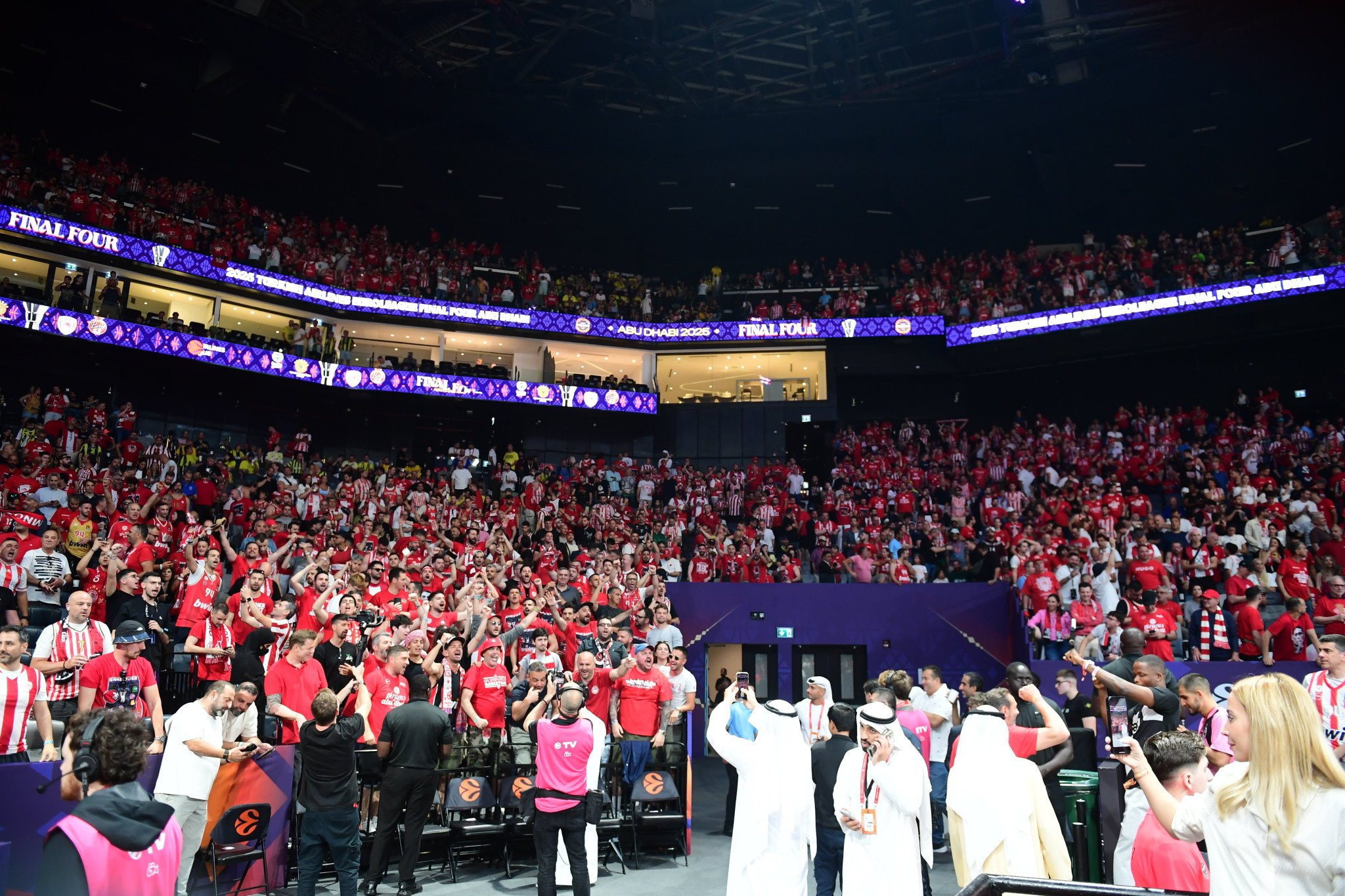 H Etihad Arena μετατράπηκε σε ΣΕΦ από τον κόσμο του Ολυμπιακού (video)