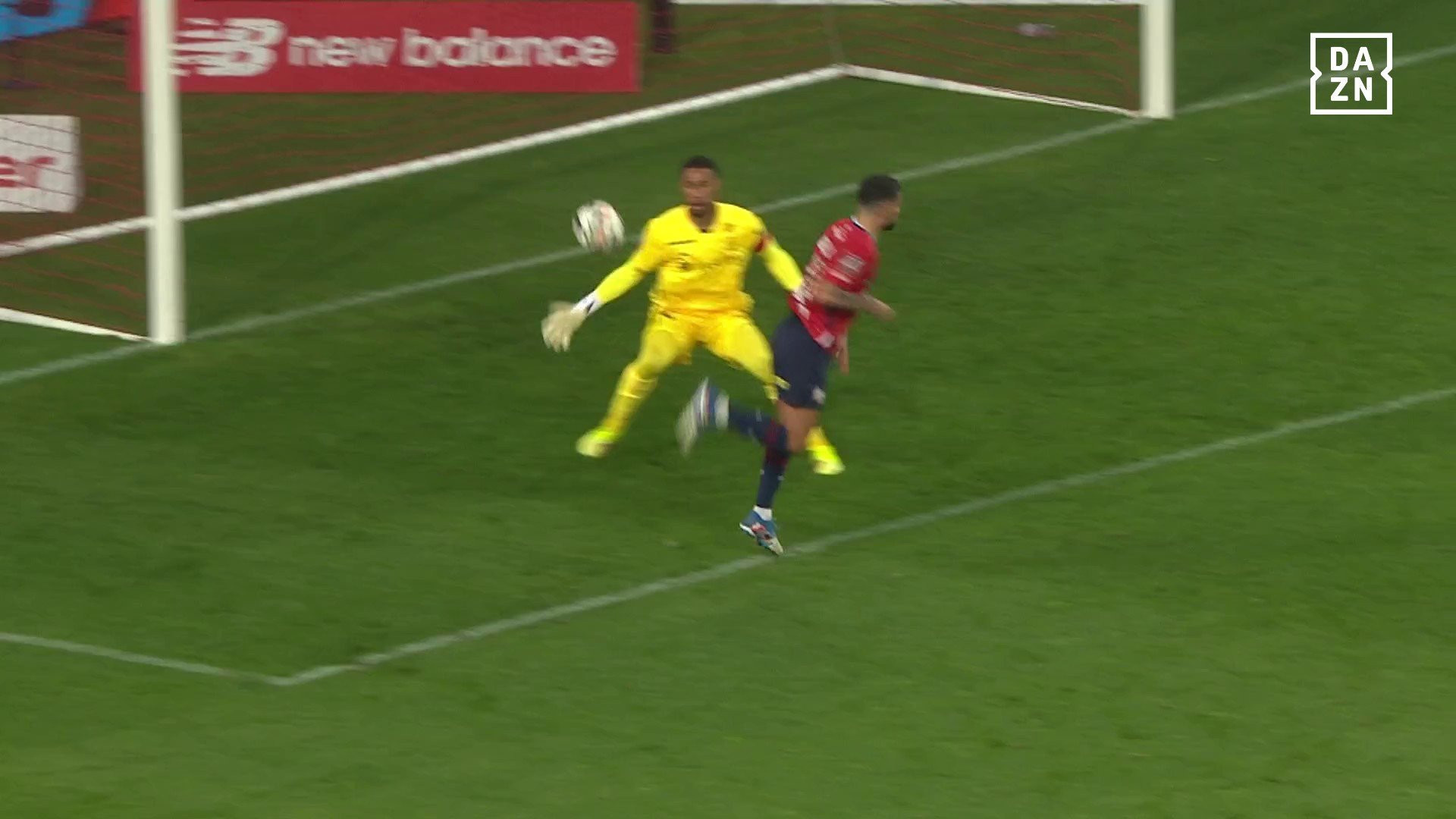 Αδιανόητο γκολ του Καμπελά με τακουνάκι και... χαμόγελα στον Πειραιά (video)