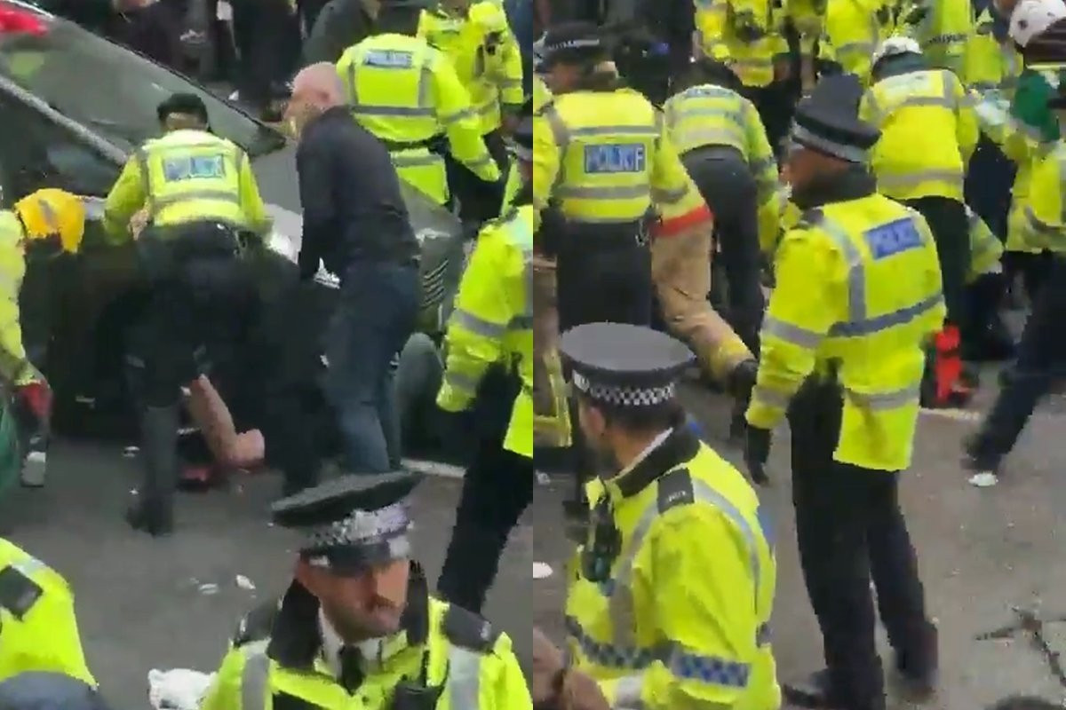 Συγκλονιστικό βίντεο - Η στιγμή που η αστυνομία απεγκλωβίζει οπαδό από το αμάξι