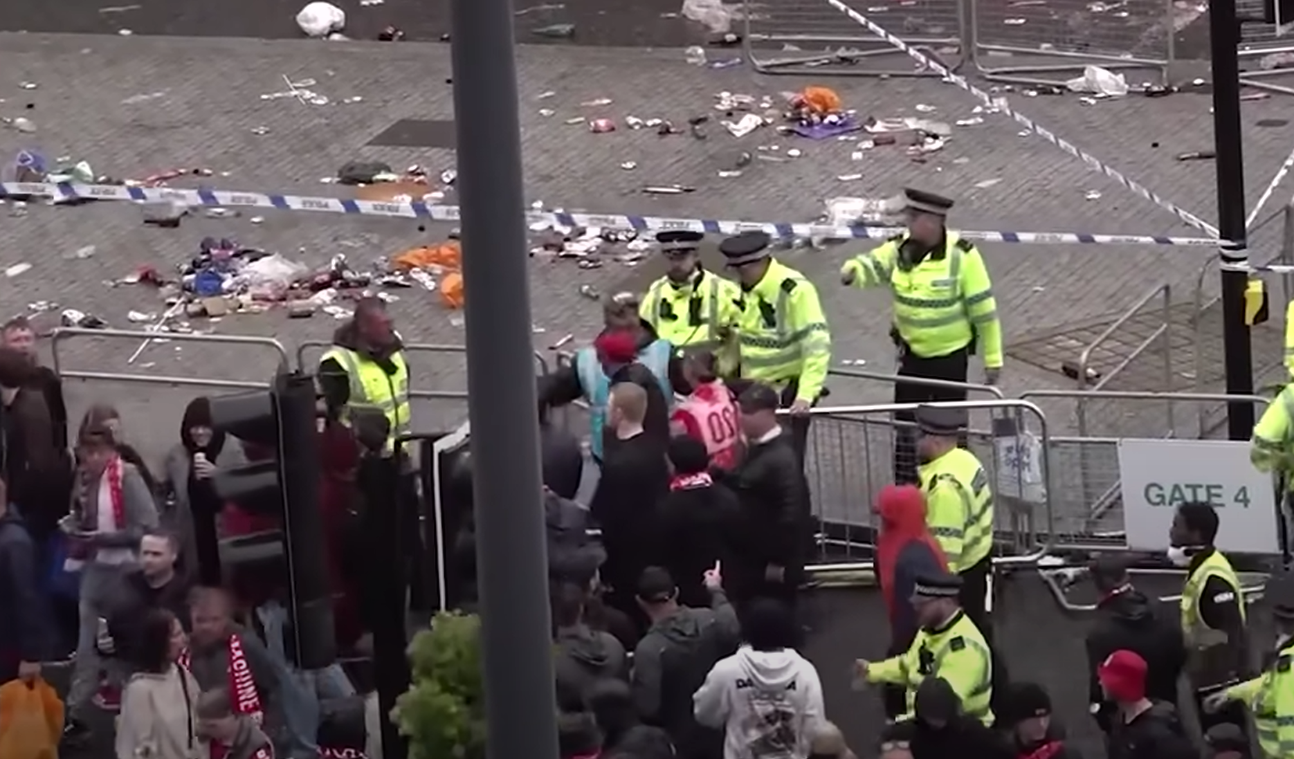 Μωρό εκτοξεύτηκε 4,5 μέτρα μακριά από το αυτοκίνητο που έπεσε στο πλήθος στο Λίβερπουλ και επέζησε