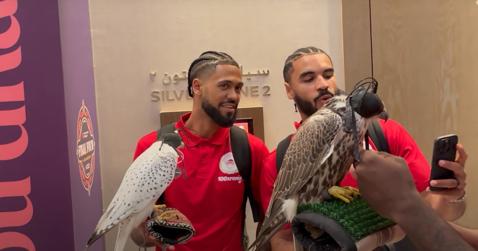 Η παρακάμερα του Ολυμπιακού στην άφιξη του στο Άμπου Ντάμπι με πρωτόγνωρες εικόνες (video)