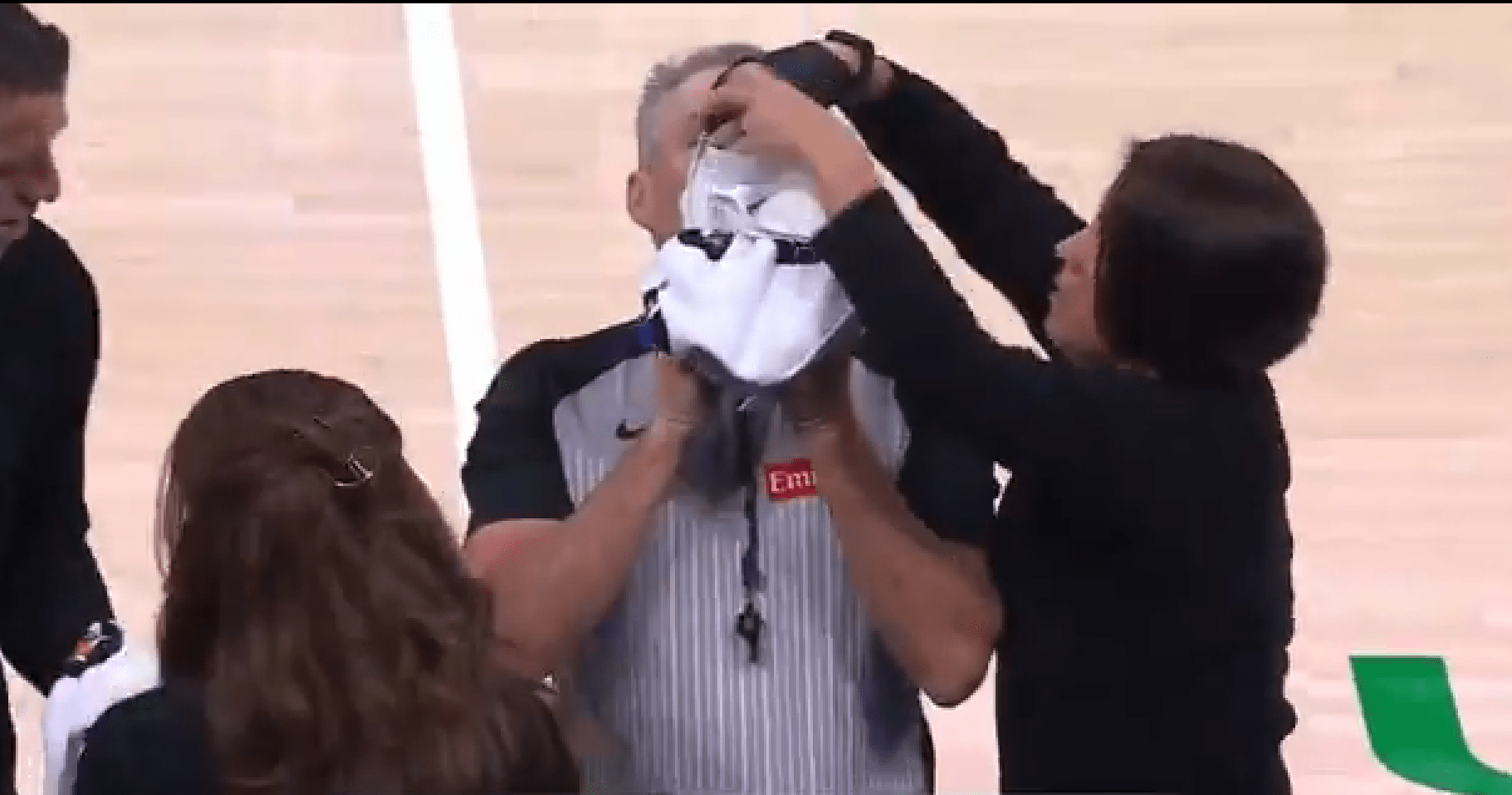 Ο Ντορτ χτύπησε άτσαλα στο τζάμπολ τον διαιτητή Φόστερ και του μάτωσε τη μύτη