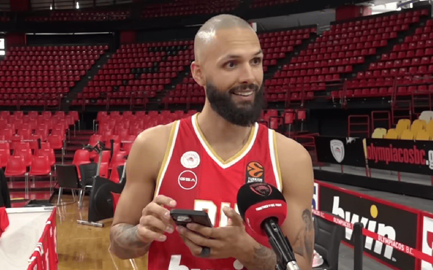 Ο Φουρνιέ είναι στο Άμπου Ντάμπι αλλά ψάχνει το καλύτερο σουβλάκι στην Αθήνα (video)