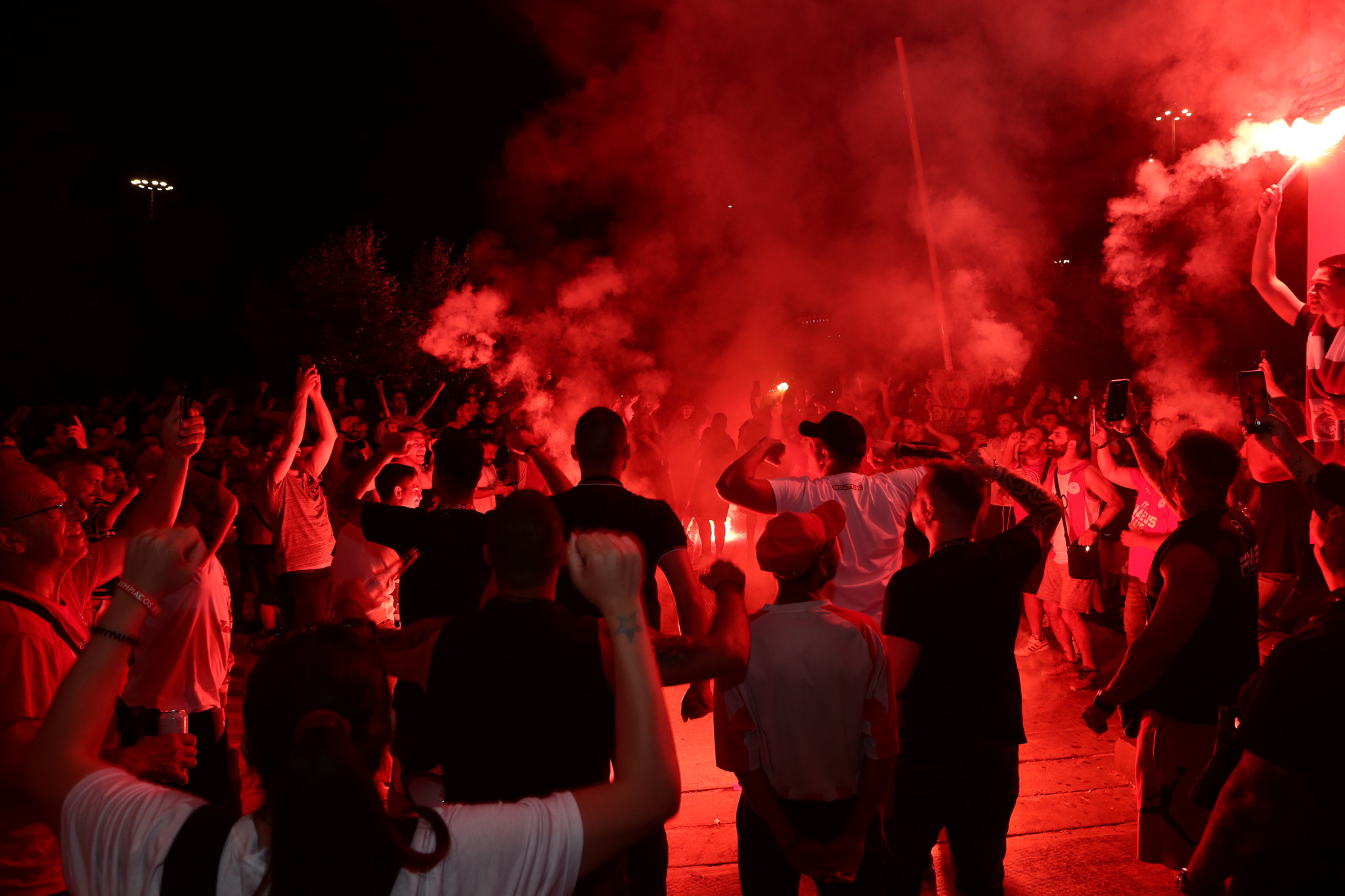 Χιλιάδες οπαδοί στο ΣΕΦ περιμένουν την αποστολή του Ολυμπιακού