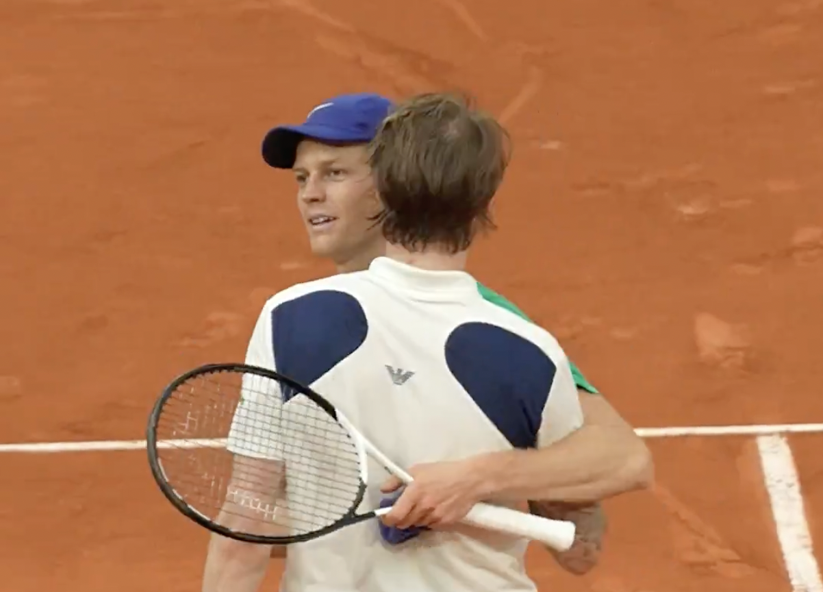Εύκολα στους «4» του Roland Garros ο Σίνερ, ο Τζόκοβιτς νικητής στο ντέρμπι με τον Ζβέρεφ