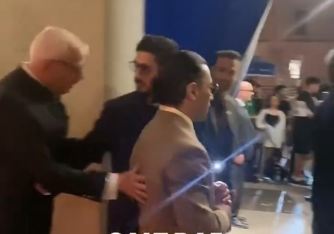 Άρχισαν να σπρώχνουν τον Νουσρέτ για να φύγει από το πάρτι της Παρί - Η αντίδρασή του (video) Άρχισαν να σπρώχνουν τον Νουσρέτ για να φύγει από το πάρτι της Παρί - Η αντίδρασή του (video)