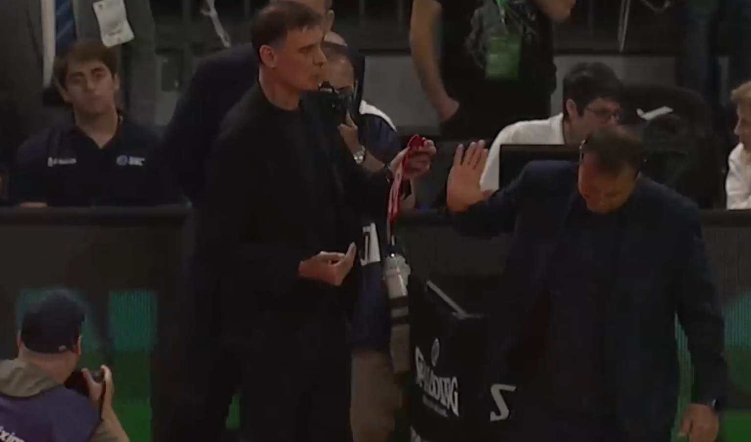 Ο Αταμάν δε δέχθηκε το λάβαρο που του έδωσε ο Μπαρτζώκας (video)