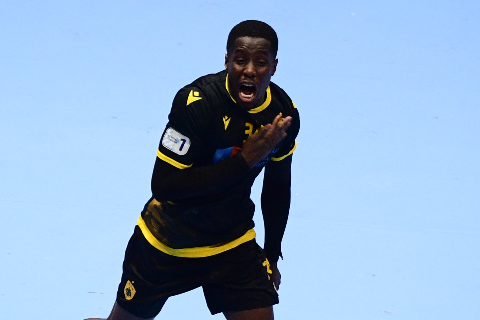 Θρίλερ ο τίτλος στο χάντμπολ, η ΑΕΚ κέρδισε τον Ολυμπιακό στην Ηλιούπολη και ισοφάρισε σε 2-2