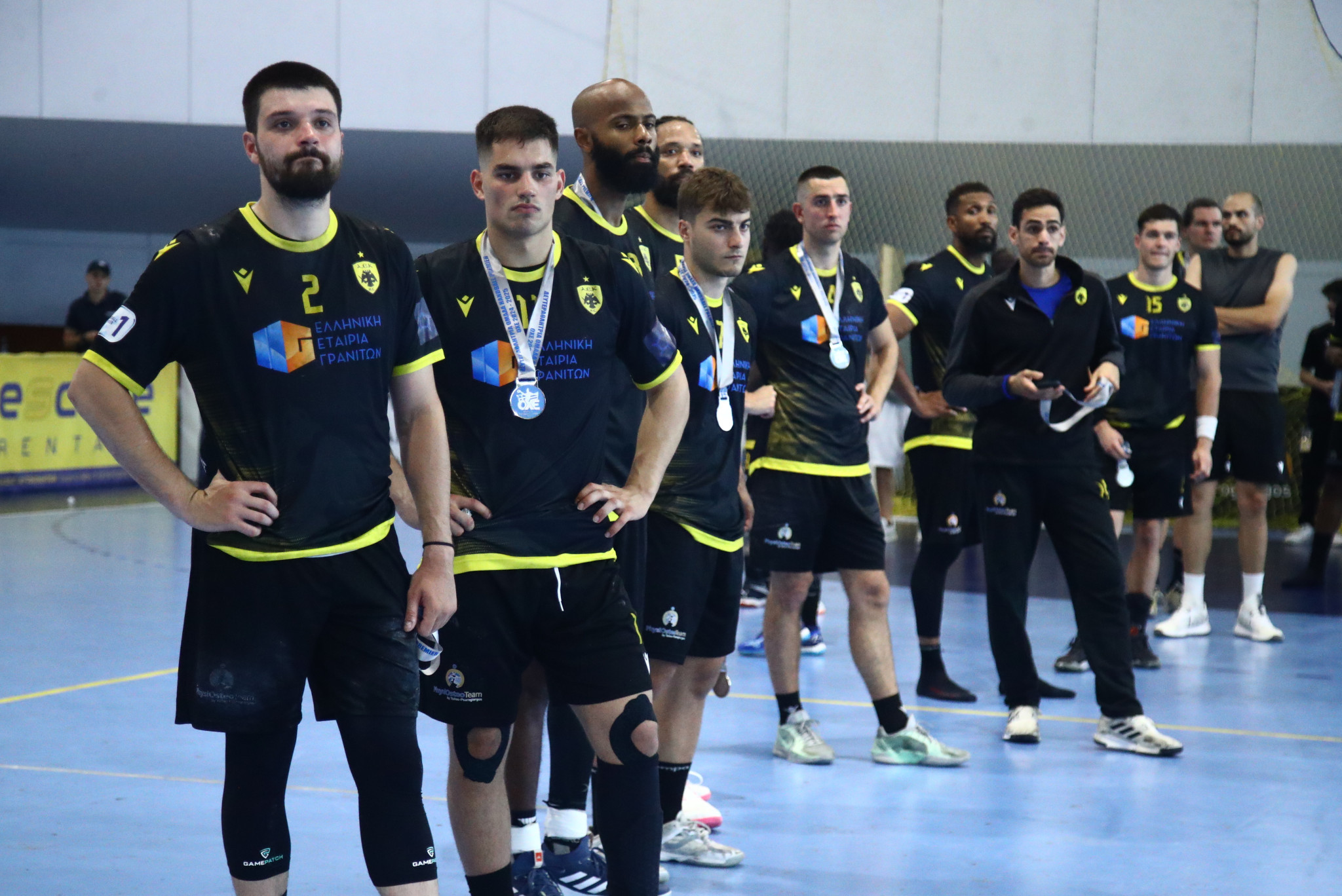 Κατήφεια και σκυμμένα κεφάλια στην ΑΕΚ μετά την απώλεια του τίτλου