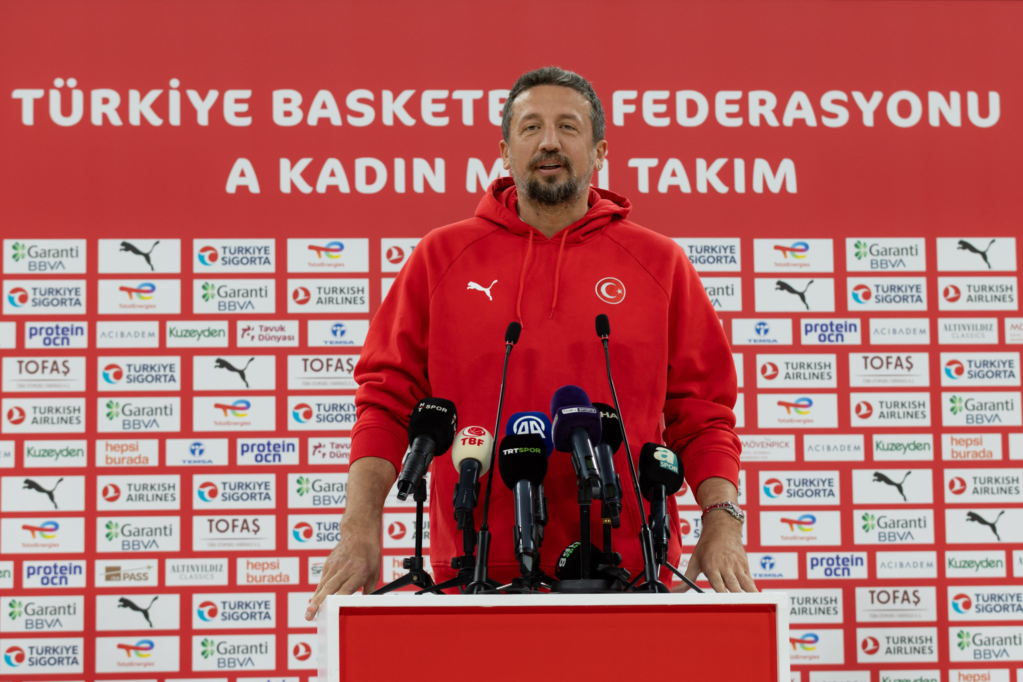 Ο Χέντο Τούρκογλου στο Athletiko: «Για εμάς υπάρχει αντιπαλότητα μόνο στο παρκέ, έχουμε φιλία με την Ελλάδα»