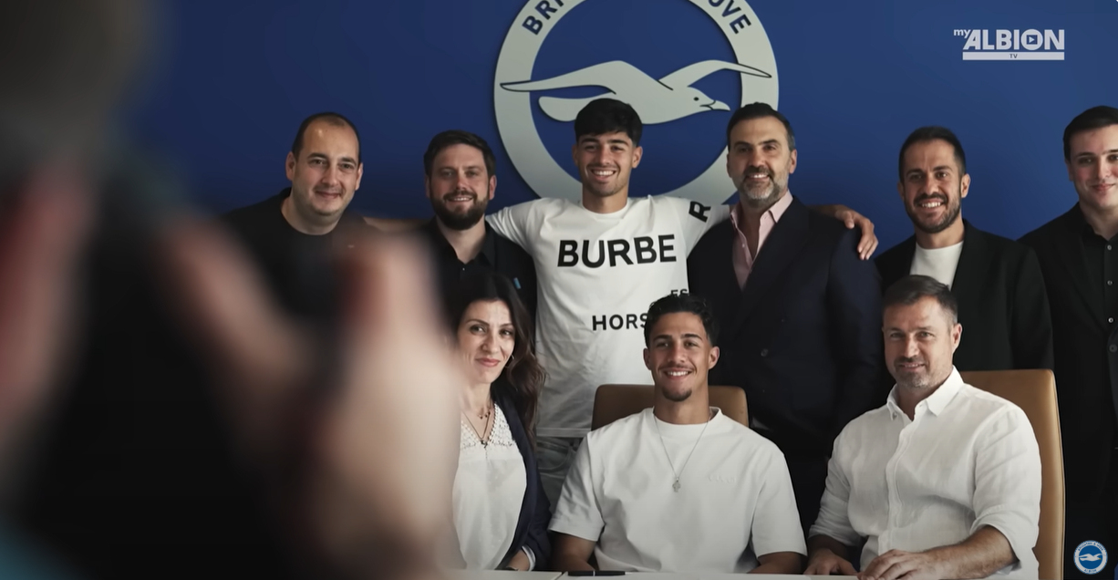 Μπαμπάς, μαμά, αδερφός: Η υπέροχη οικογενειακή φωτογραφία του Κωστούλα και η ατάκα για τον πατέρα του