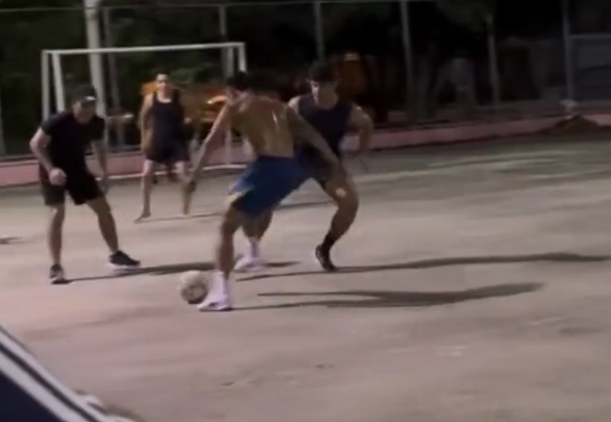 Απίθανος Κούνια παίζει... FIFA street στους δρόμους της Βραζιλίας (video)