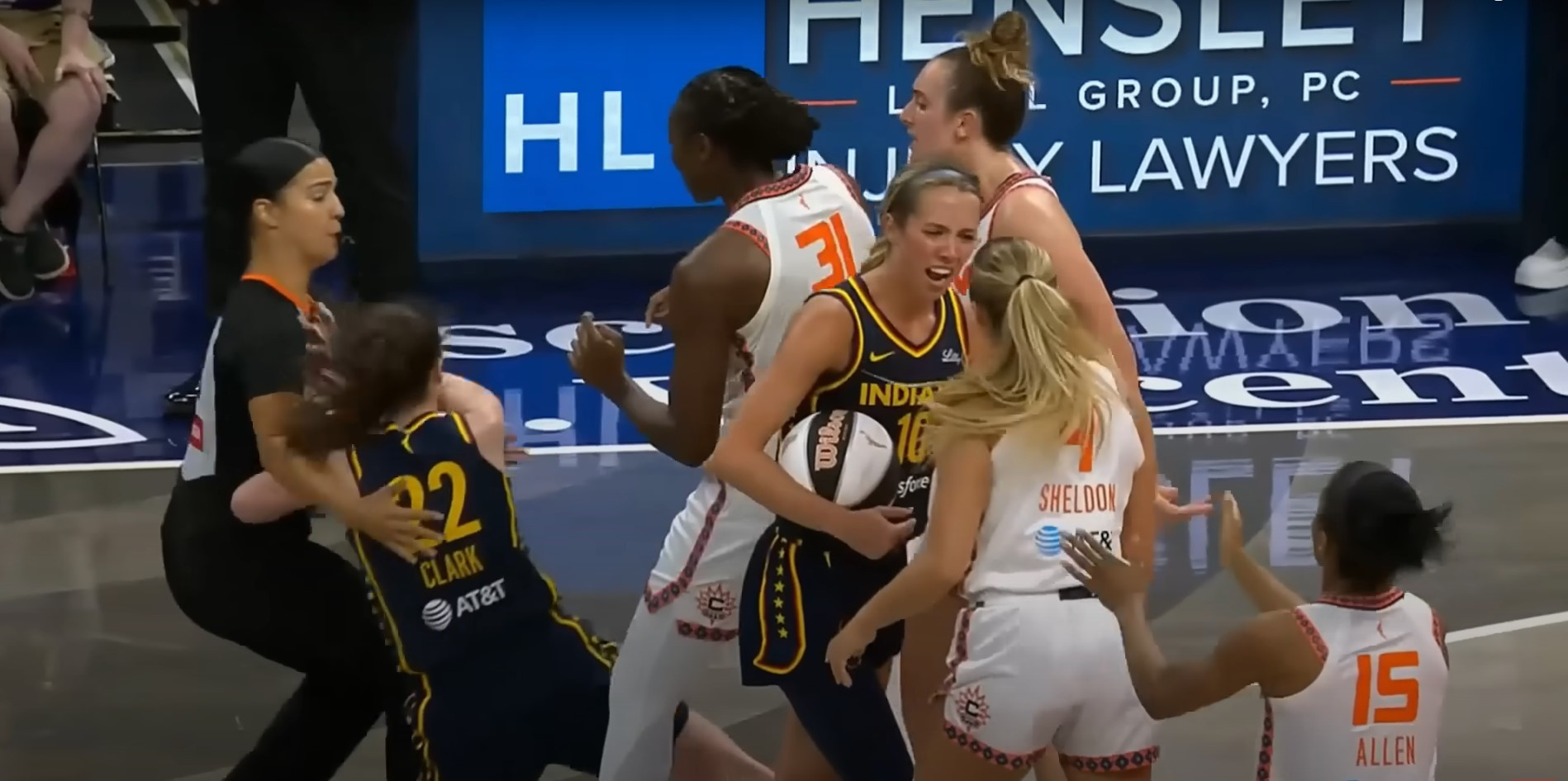 Το τρομερό ξύλο στην Κλαρκ και η ατάκα της στους δημοσιογράφους (video)