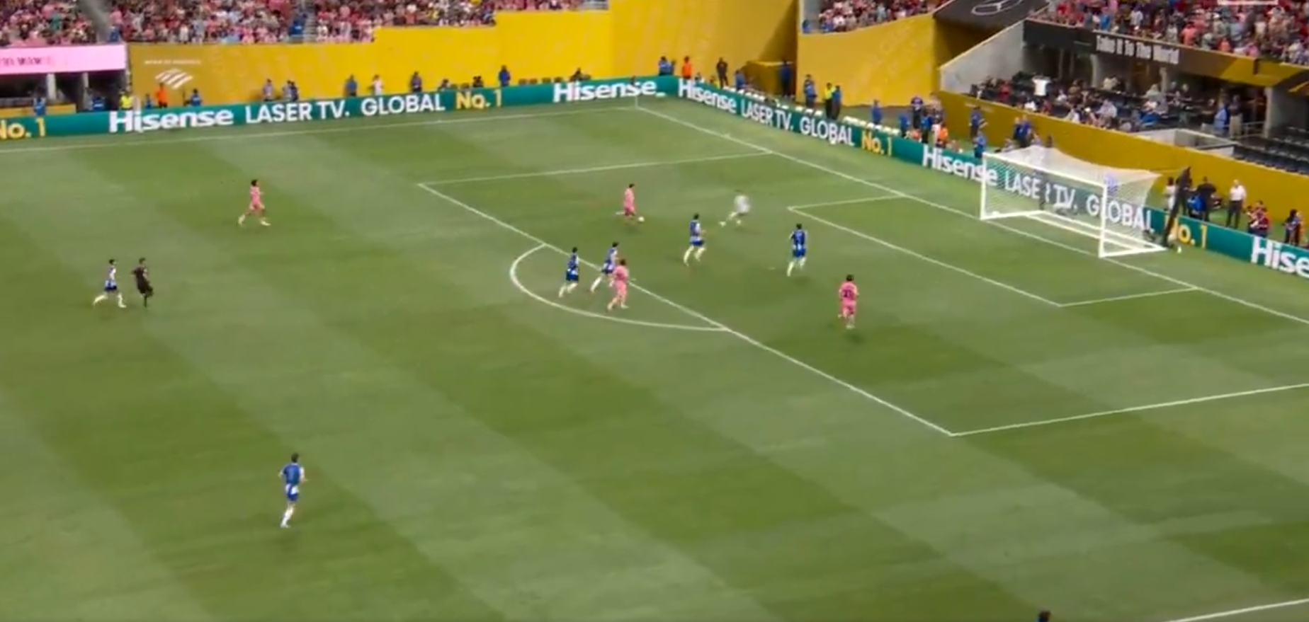 Ο Σουάρεζ χάνει τεράστια ευκαιρία για την ισοφάριση μετά από «μαγική» πάσα του Μέσι (video)