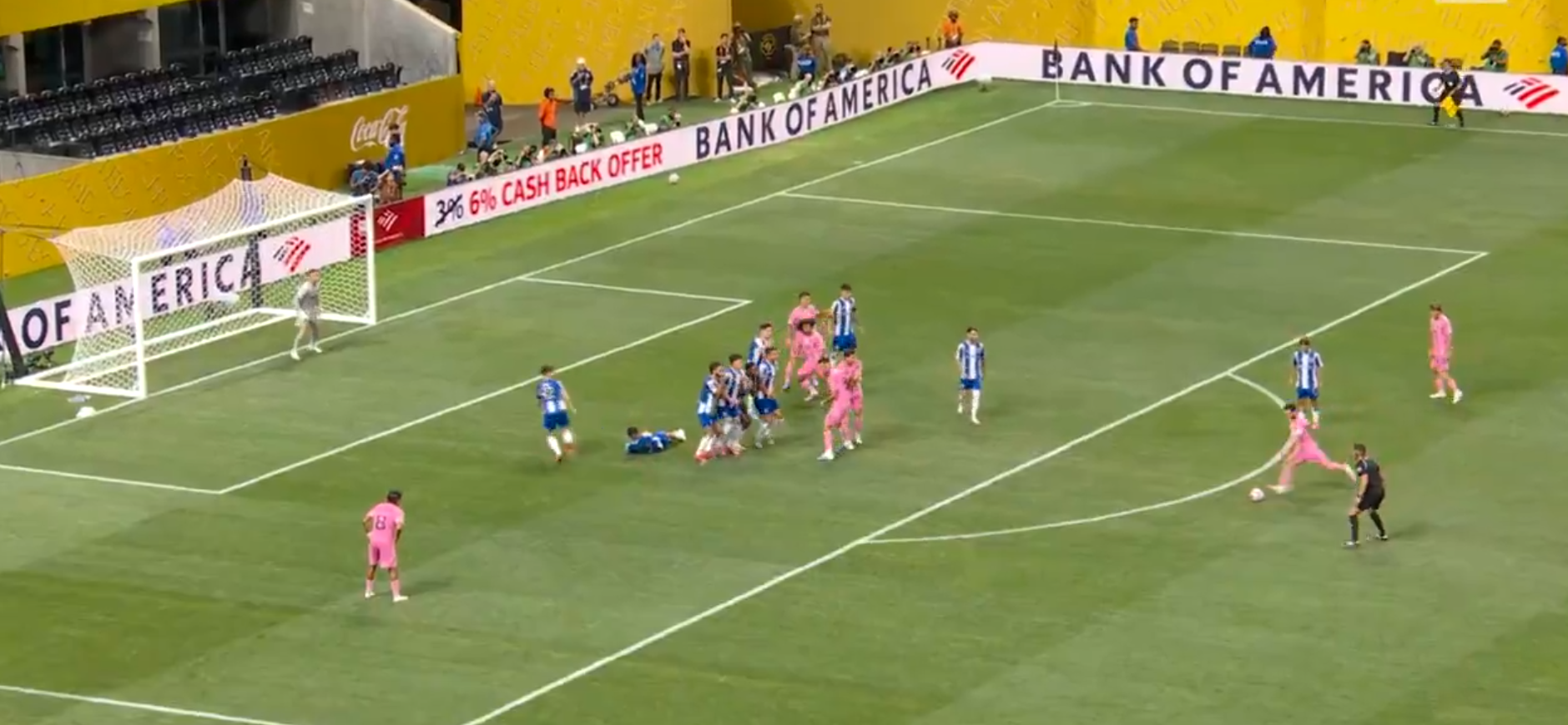 Ο Μέσι φέρνει «τούμπα» το ματς και κάνει το 2-1 με «αριστουργηματική» εκτέλεση φάουλ (video)