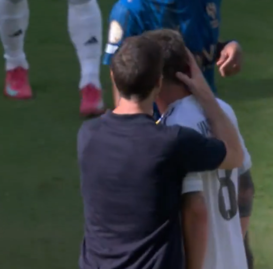 Ο Τσάμπι Αλόνσο έτρεξε να παρηγορήσει τον Βαλβέρδε μετά τη λήξη του αγώνα της Ρεάλ με την Αλ Χιλάλ