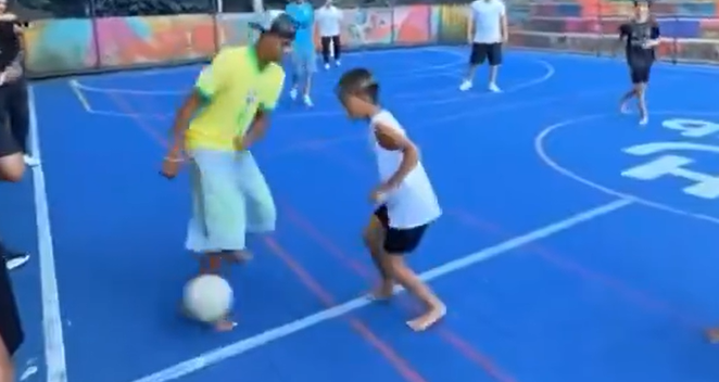 Ο Γιαμάλ παίζει μπάλα στη μεγαλύτερη φαβέλα του Ρίο (video)