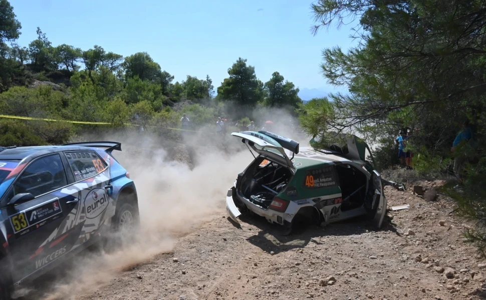 ΕΚΟ Ράλλυ Ακρόπολις: Σφοδρό ατύχημα για Αμούτζα