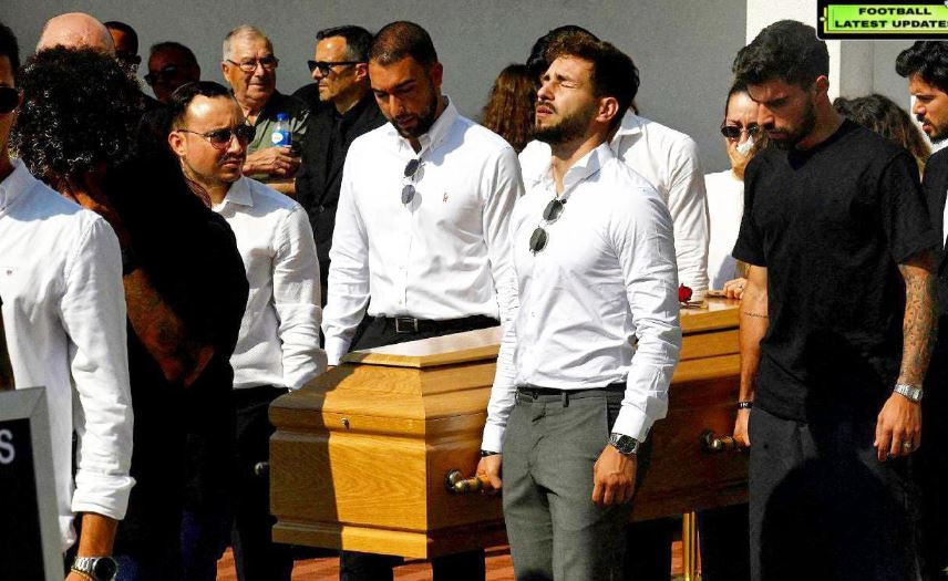 Σπαραγμός καθώς έφτασαν στην εκκλησία τα φέρετρα του Ζότα και του αδερφού του (video)