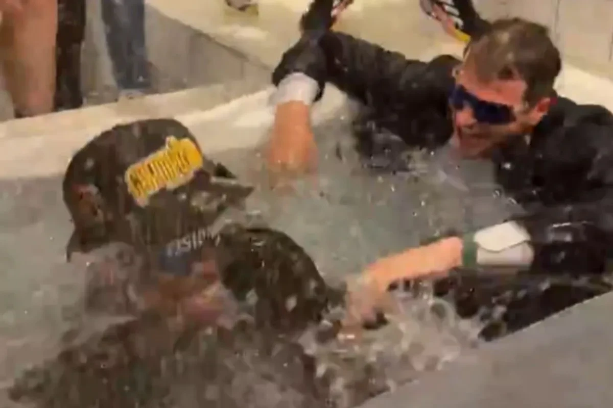 «Τρέλα» στην Παρί για την κατάκτηση του πρωταθλήματος - Πέταξαν στην μπανιέρα Σορτς και Σπλίτερ (video)