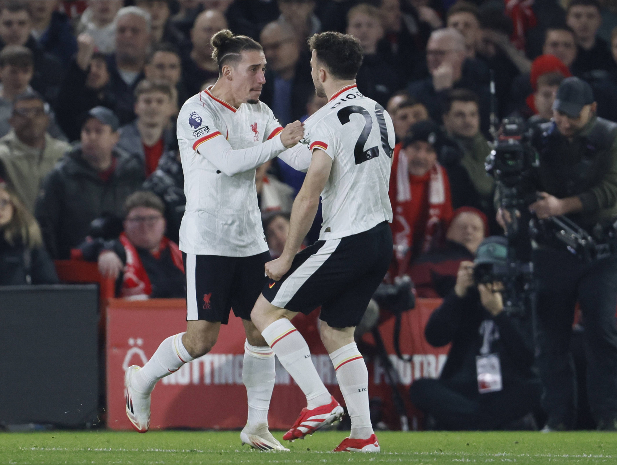 «YNWA» για πάντα - Η φωτογραφία του Τσιμίκα για τον Ζότα από τα αποδυτήρια που λύγισε τους πάντες