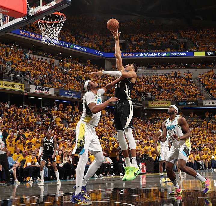 Αδιανόητο χαρακίρι των Μπακς και... αποκλεισμός παρά το triple double του Γιάννη