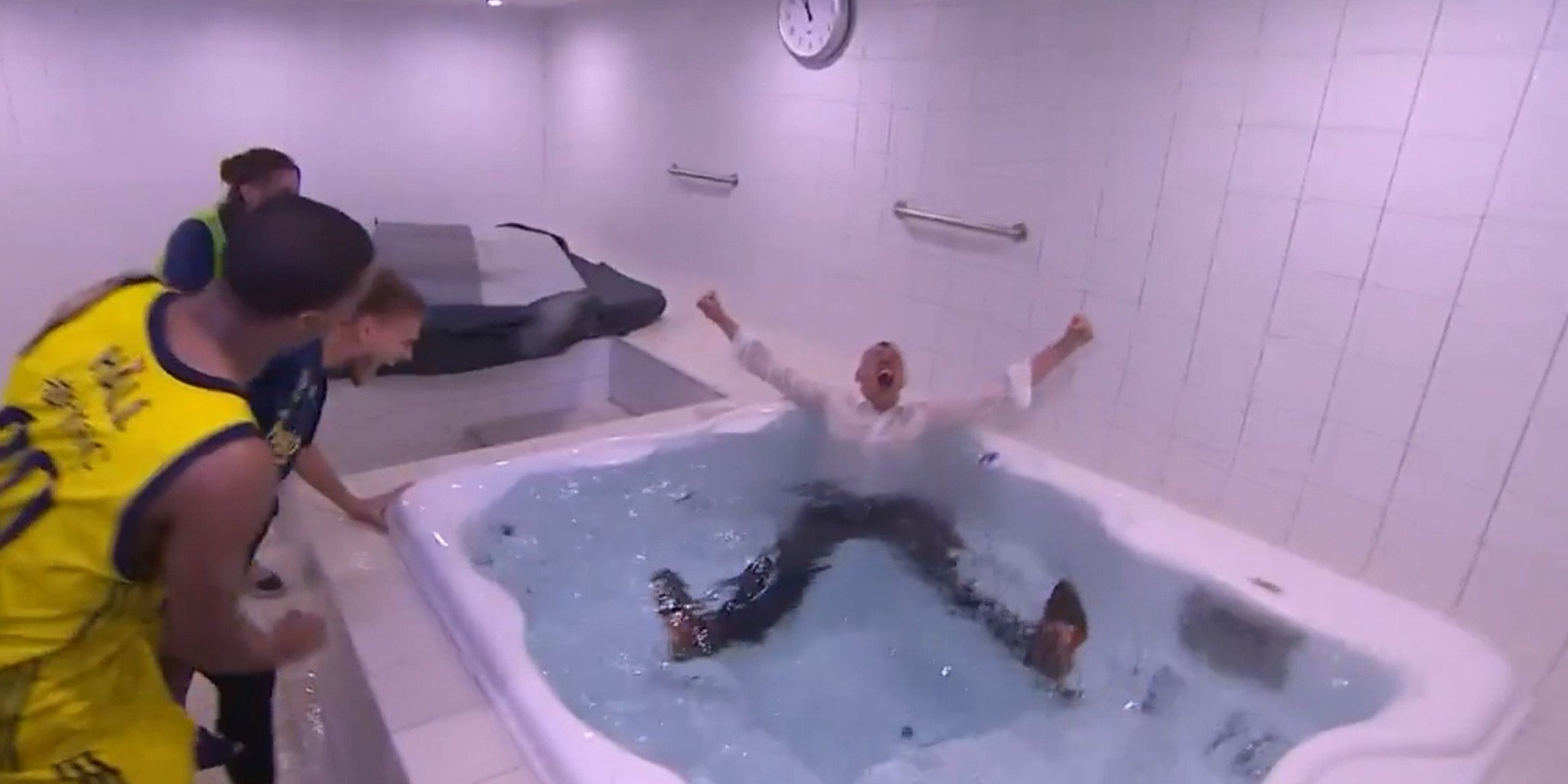 Σε... έκσταση ο «Σάρας» απολαμβάνει με τους παίκτες του την πρόκριση στο Final Four (video)