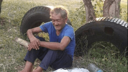 Κάποτε ήταν μεγάλος ποδοσφαιριστής, τώρα ζει στα παγκάκια, εγκαταλελειμμένος ακόμα και από τα παιδιά του (video) Κάποτε ήταν μεγάλος ποδοσφαιριστής, τώρα ζει στα παγκάκια, εγκαταλελειμμένος ακόμα και από τα παιδιά του (video)