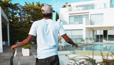 Ο Γιαμάλ «επιδεικνύει» τη νέα του υπερπολυτελή έπαυλη που του κόστισε πάνω από 10 εκατ. ευρώ Ο Γιαμάλ «επιδεικνύει» τη νέα του υπερπολυτελή έπαυλη που του κόστισε πάνω από 10 εκατ. ευρώ