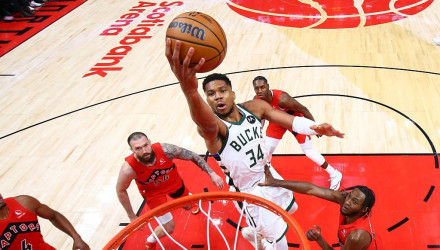 Με ισοπεδωτικό Γιάννη και clutch Άντονι οι Μπακς πέρασαν από το Τορόντο Με ισοπεδωτικό Γιάννη και clutch Άντονι οι Μπακς πέρασαν από το Τορόντο