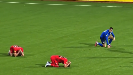 Η σοκαριστική στιγμή που οι παίκτες μαθαίνουν για τον θάνατο του Ζίζοβιτς την ώρα του αγώνα (video)